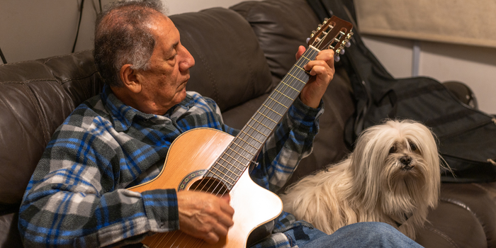 Aprender um instrumento musical após os 40 anos pode estimular o cérebro, fortalecer a memória, ampliar a reserva cognitiva e favorecer um envelhecimento saudável, apontam estudos.