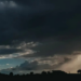 Rio Grande do Sul enfrenta semana de instabilidade com previsão de tempestades, ventos fortes, granizo e risco de enchentes. Inmet mantém alerta meteorológico.