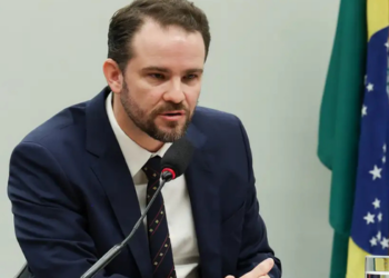 Dario Durigan afirma que a dívida pública brasileira permanece administrável, mas alerta que os juros elevados pressionam o endividamento e a economia.