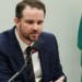 Dario Durigan afirma que a dívida pública brasileira permanece administrável, mas alerta que os juros elevados pressionam o endividamento e a economia.