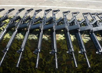Rio de Janeiro determina recadastramento obrigatório de fuzis, carabinas e submetralhadoras para reforçar o controle e o rastreamento de armas.