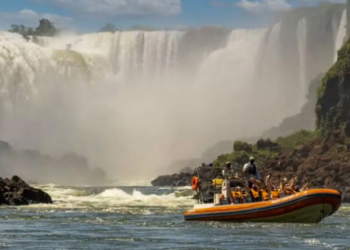 Turista holandês de 26 anos morreu após barco virar durante passeio nas Cataratas do Iguaçu. Outras sete pessoas foram resgatadas.