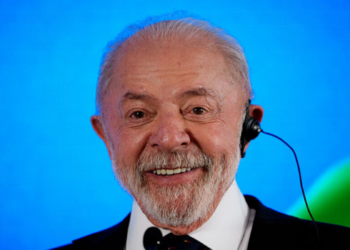  Lula defende investimentos em ciência, tecnologia e inovação para ampliar a competitividade do Brasil durante reunião da SBPC em Niterói.