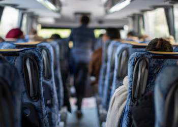 Justiça do Rio suspende cronograma para renovação de 1,4 mil ônibus municipais. Prefeitura recorre e afirma que licitação para compra dos veículos segue autorizada.