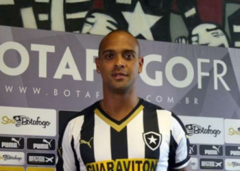 Ex-jogador do Botafogo, Tássio Maia, morreu aos 41 anos após o desabamento de um muro durante a forte ventania no Rio de Janeiro.