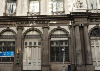 Antiga sede dos Correios na Rua Primeiro de Março, no Centro do Rio, será leiloada por R$ 53,6 milhões; imóvel é protegido por tombamento federal.