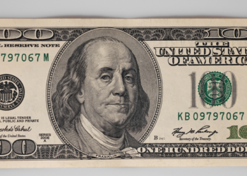 Dólar fecha a R$ 5,06 e Ibovespa sobe 1,88% nesta quinta-feira (30), impulsionados por dados de inflação dos EUA e maior apetite por risco.