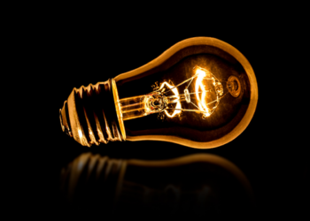 A conta de luz terá cobrança extra em agosto com a bandeira amarela. Aneel mantém adicional de R$ 1,88 a cada 100 kWh consumidos.