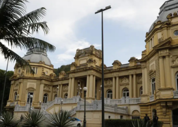 Governo do Rio anuncia mudanças no Instituto Rio Metrópole após operação do MPRJ. Auditoria vai revisar contratos e investigar suspeitas de irregularidades.