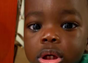A Polícia Civil de São Paulo investiga a morte de um bebê de 1 ano e 4 meses em uma creche no Brás. Cinco funcionários, incluindo diretora e coordenadora, são investigados.