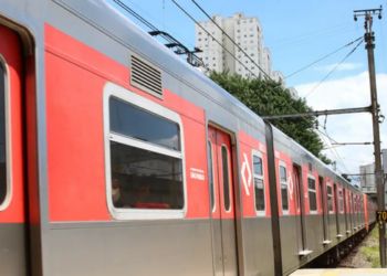 CPTM volta a operar linhas 11-Coral, 12-Safira e 13-Jade após falhas na gestão inicial da Trivia Trens. Artesp fará investigação sobre problemas.