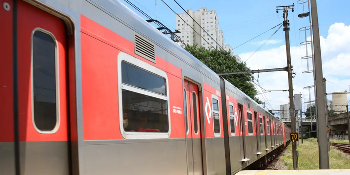 CPTM volta a operar linhas 11-Coral, 12-Safira e 13-Jade após falhas na gestão inicial da Trivia Trens. Artesp fará investigação sobre problemas.