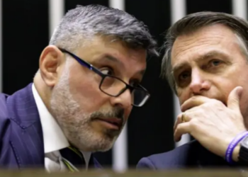 Defesa de Jair Bolsonaro nega que o ex-presidente tenha atendido ligação de Alexandre Frota durante transmissão ao vivo e reforça restrições da prisão domiciliar.