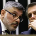 Defesa de Jair Bolsonaro nega que o ex-presidente tenha atendido ligação de Alexandre Frota durante transmissão ao vivo e reforça restrições da prisão domiciliar.