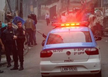 Levantamento da IDMJRacial aponta 282 mortes em operações policiais na Baixada Fluminense entre 2020 e 2025 e analisa impactos da segurança pública.