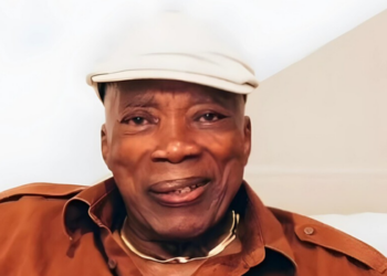 Milton Nascimento, de 83 anos, está internado para tratar pneumonia. Segundo a equipe, o cantor permanece estável e apresenta evolução positiva.