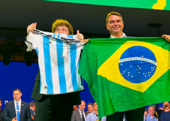 Javier Milei criticou Alexandre de Moraes durante a Convenção Nacional do PL, defendeu Jair Bolsonaro e declarou apoio à candidatura de Flávio Bolsonaro à Presidência.