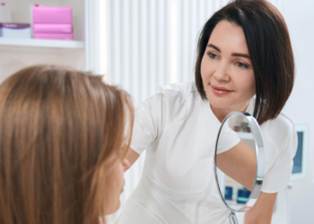 Especialistas alertam para os riscos de seguir rotinas de skincare divulgadas por influenciadores sem avaliação de um dermatologista.