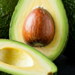 Estudo aponta que consumir um abacate por dia pode reduzir partículas de colesterol LDL e contribuir para a saúde cardiovascular de adultos com obesidade.