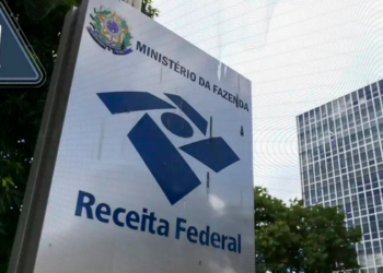 Receita Federal e Comitê Gestor do IBS alteram o calendário da reforma tributária para documentos fiscais eletrônicos. Novas exigências serão implantadas em etapas até janeiro de 2027.