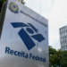 Receita Federal e Comitê Gestor do IBS alteram o calendário da reforma tributária para documentos fiscais eletrônicos. Novas exigências serão implantadas em etapas até janeiro de 2027.