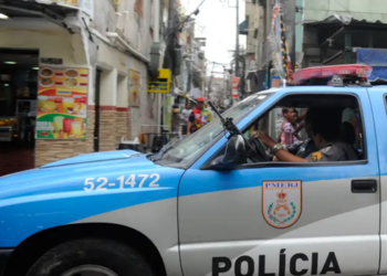Perseguição e troca de tiros na Avenida Brasil deixaram cinco mortos, incluindo um policial militar, e quatro feridos na Zona Norte do Rio.