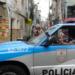 Perseguição e troca de tiros na Avenida Brasil deixaram cinco mortos, incluindo um policial militar, e quatro feridos na Zona Norte do Rio.