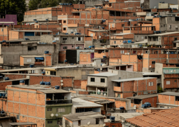 Violência armada interrompeu o deslocamento de cerca de 190 mil crianças até escolas do Rio entre 2023 e 2025, segundo estudo do UNICEF, Fogo Cruzado e UFF.