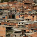Violência armada interrompeu o deslocamento de cerca de 190 mil crianças até escolas do Rio entre 2023 e 2025, segundo estudo do UNICEF, Fogo Cruzado e UFF.