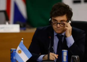 Governo Javier Milei amplia restrições migratórias na Argentina e cria novos critérios para impedir a entrada e expulsar estrangeiros do país.