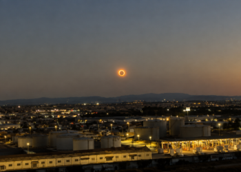 Eclipse solar total escureceu regiões da Espanha nesta quarta-feira (12). Fenômeno histórico transformou o entardecer em noite e mobilizou milhões de observadores.