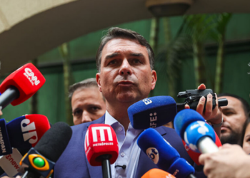 Flávio Bolsonaro afirma que não permitirá intervenção dos Estados Unidos no Brasil e defende cooperação internacional no combate ao narcotráfico e à lavagem de dinheiro.