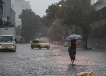 Frente fria muda o tempo no Brasil nesta sexta (21) e sábado (22), com previsão de chuva, ventos fortes, frio, nevoeiro, geada e baixa umidade.