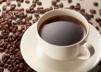 Chuvas intensas prejudicam a colheita de café arábica no Brasil e ameaçam a oferta de grãos de alta qualidade para o mercado internacional.