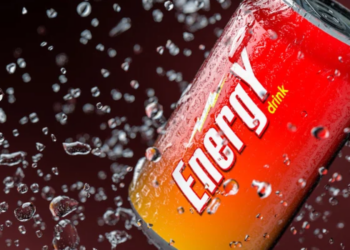 Consumo excessivo de energéticos pode afetar coração, pressão e sono. Veja os principais riscos e os cuidados recomendados.