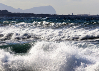 Marinha alerta para ressaca no litoral entre São Paulo e Rio de Janeiro, com ondas de até 3 metros. Veja as áreas afetadas e recomendações.