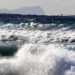 Marinha alerta para ressaca no litoral entre São Paulo e Rio de Janeiro, com ondas de até 3 metros. Veja as áreas afetadas e recomendações.