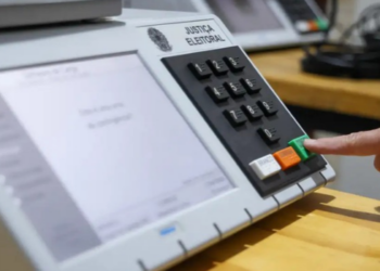 Eleições 2026 terão mais de 3,5 milhões de eleitores com 18 anos ou menos. Veja como funciona o primeiro voto, as datas do pleito e a ordem de votação.
