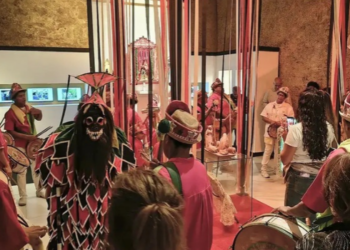 Exposição “O de dentro, o de fora”, em Niterói, reúne bordados e elementos da folia de reis em uma mostra sobre memória e cultura popular.