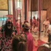 Exposição “O de dentro, o de fora”, em Niterói, reúne bordados e elementos da folia de reis em uma mostra sobre memória e cultura popular.