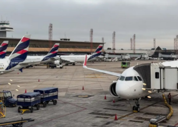 Anvisa estabelece novas regras sanitárias para aeroportos e companhias aéreas, com exigências sobre água, alimentos, limpeza, resíduos, climatização e controle de riscos.