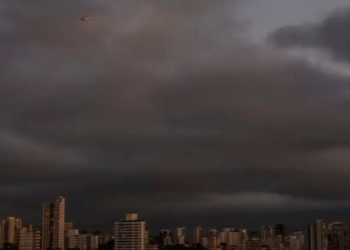 Brasil enfrenta tempestades, calor acima de 40°C e umidade próxima de 15%. Inmet alerta para chuva forte no Sudeste e Sul e tempo seco no interior.