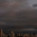 Brasil enfrenta tempestades, calor acima de 40°C e umidade próxima de 15%. Inmet alerta para chuva forte no Sudeste e Sul e tempo seco no interior.