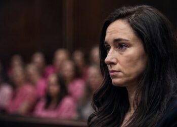 Psicose pós-parto está no centro do julgamento de Lindsay Clancy, caso que mobiliza os EUA e amplia o debate sobre saúde mental materna.