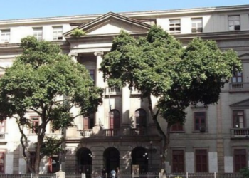 UFRJ investiga agressão a estudante de História no IFCS e suspeita de uso de símbolos associados ao nazismo. Polícia Civil também apura o episódio.