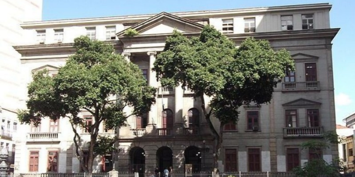 UFRJ investiga agressão a estudante de História no IFCS e suspeita de uso de símbolos associados ao nazismo. Polícia Civil também apura o episódio.