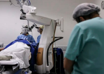 Quedas e queimaduras causaram mais de 80 mil internações de crianças e adolescentes em 2025. Levantamento aponta que mais de 90% dos acidentes podem ser evitados.