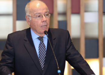 Mauro Vieira nega acusação de Milei sobre suposto financiamento de US$ 1 bilhão à campanha de Massa e explica crise diplomática entre Brasil e Argentina.