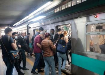  Greve da CPTM termina após acordo mediado pelo TRT sobre empregos. Categoria retoma atividades, mas sindicato mantém trabalhadores em estado de greve.