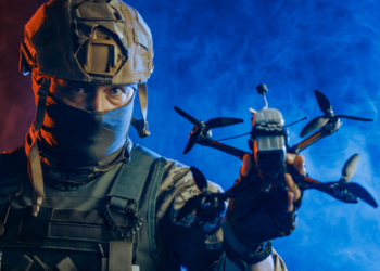 Secretário de Segurança do Rio afirma que traficantes utilizam drones adaptados inspirados em táticas da guerra da Ucrânia durante confrontos entre facções.